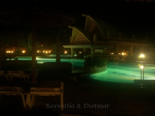 37 CIMG7215.JPG - Pool-Bar am Abend