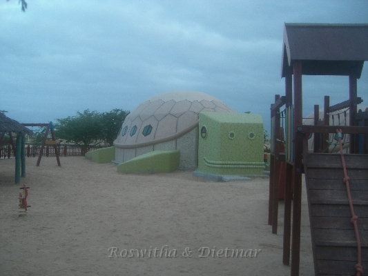 CIMG7383.JPG - Kinderspielplatz mit Planschbecken und Gesellschaftsraum