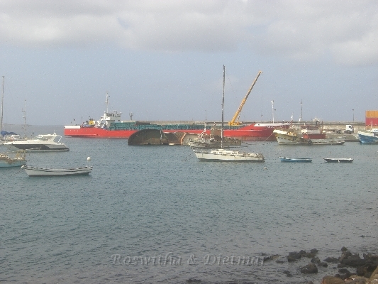 CIMG7124.JPG - eine Anlegestelle fuer Grosse Schiffe (rotes Schiff wird entladen)