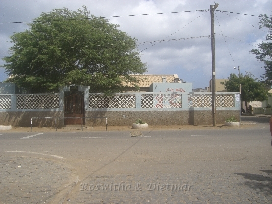 CIMG7129.JPG - Schule in Palmeiranur 3-5% Analphabeten im Land