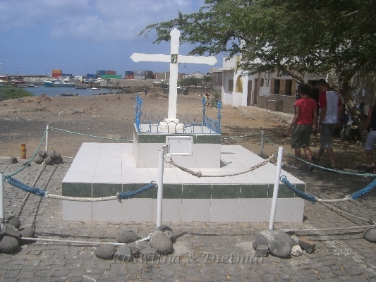 CIMG7138.JPG - Gedenkstein am Hafen von Palmeira