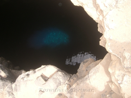 CIMG7158.JPG - das "blaue Auge"die Sonne scheint in die Grotte
