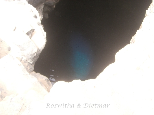 CIMG7159.JPG - das "blaue Auge"die Sonne scheint in die Grotte