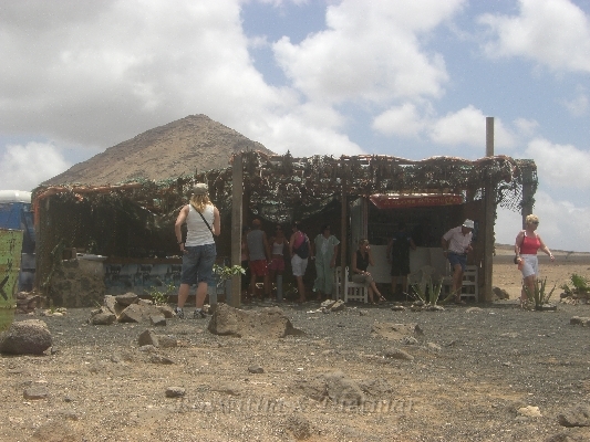 CIMG7168.JPG - Kiosk mitten in der Wueste verkauft Getraenke