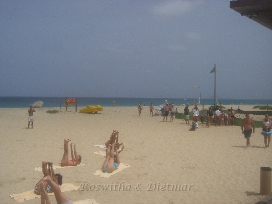 5 CIMG7239.JPG - Gymnastik am Strand - wer's denn noetig hat